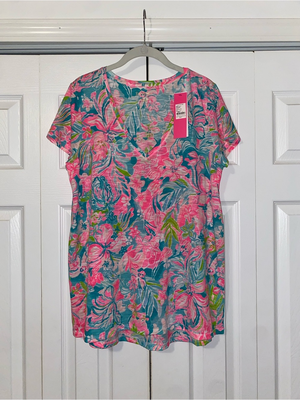 Lilly Pulitzer Etta V neck Tee Shirt - Hot On The Scene